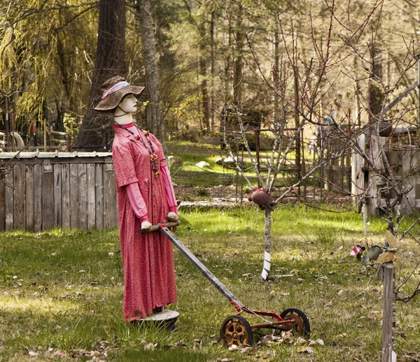 芝刈り機のかかし — ストック写真