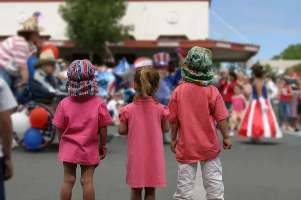 Enfants regardant le défilé le 4 juillet — Photo