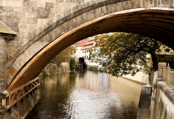 Canale sotto il ponte Carlo — Foto Stock