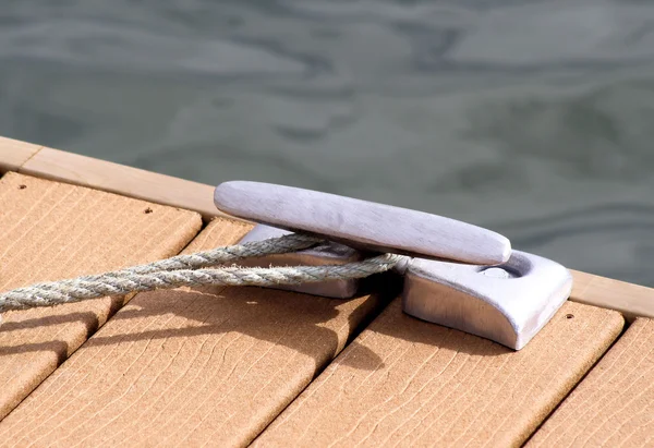 Corda amarrada à doca de barco — Fotografia de Stock