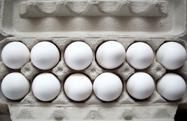 Una dozzina di uova bianche — Foto Stock