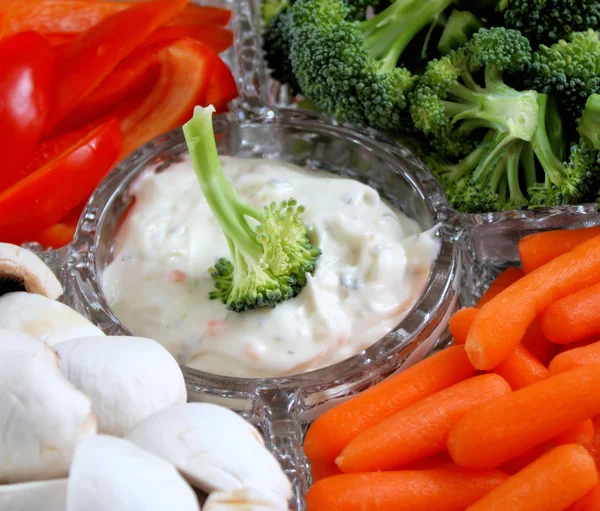 Gemüsetablett mit cremigem Dip — Stockfoto