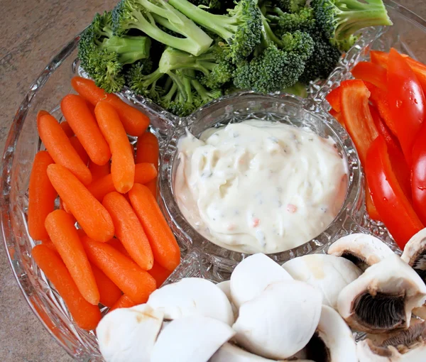 Bandeja de verduras con salsa cremosa —  Fotos de Stock
