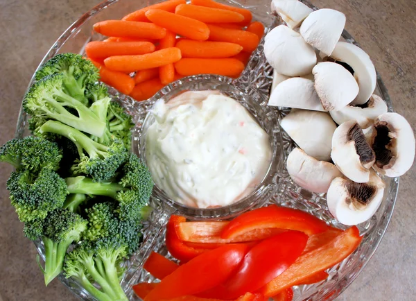 Bandeja de verduras con salsa cremosa — Foto de Stock