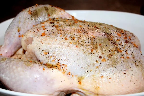 Rohes Huhn mit Gewürzen — Stockfoto
