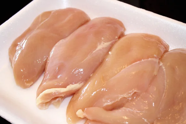 Filetti di petto di pollo freschi — Foto Stock