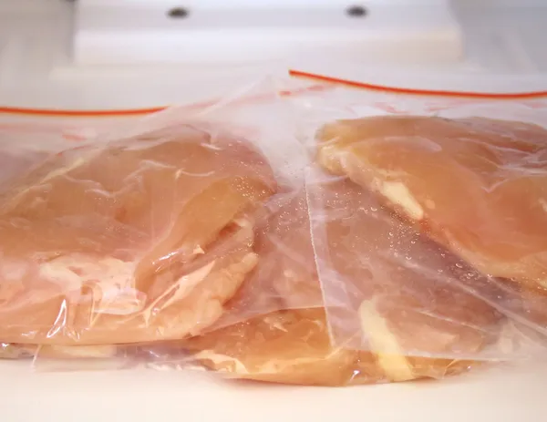 Filetes de peitos de frango no congelador Fotografia De Stock
