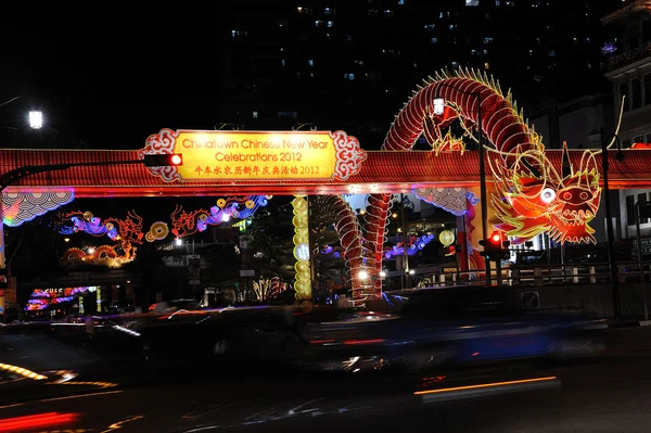 新しい橋の道路で中国の新年の龍の装飾 — ストック写真