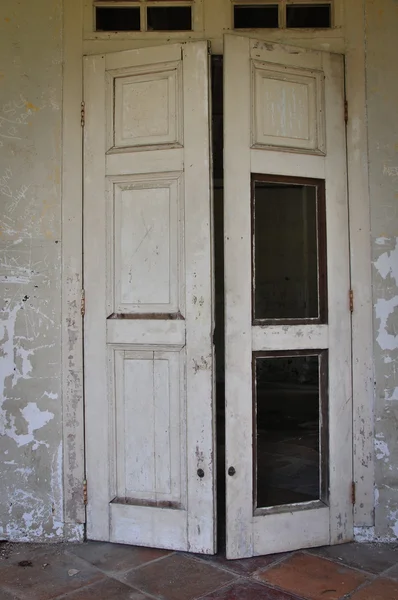 Заброшенная старая дверь — стоковое фото