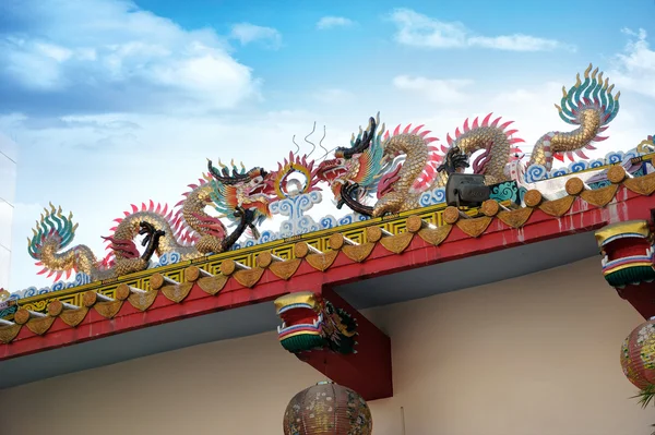 Chinese dragons on a temple — Stock Photo, Image
