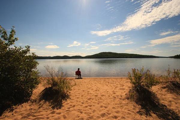 Alone on the Beach of a Calm Wilderness Lake — Stock Photo, Image