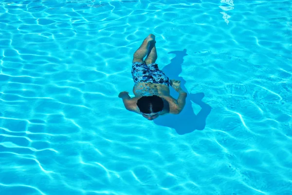 Menino mergulho na piscina — Fotografia de Stock