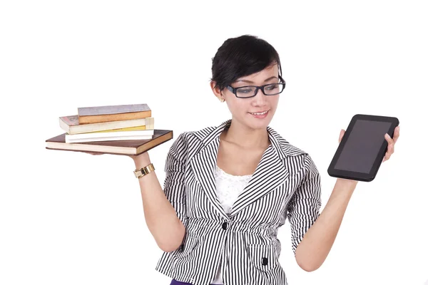 Женщина с книгами и iPad — стоковое фото
