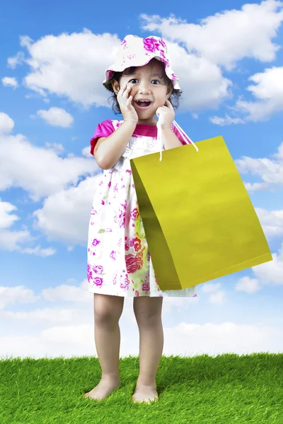 Pequena menina de compras — Fotografia de Stock