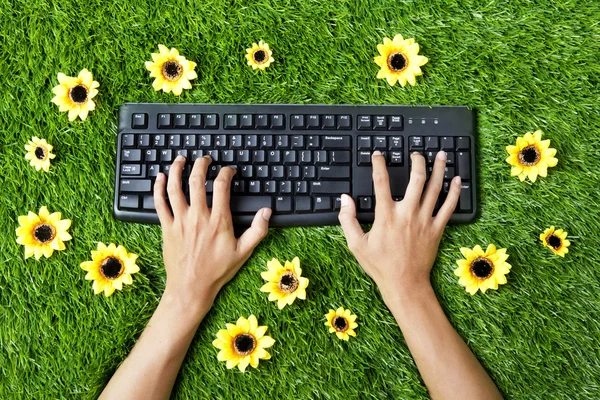 Tipik bir klavye üzerinde eller — Stok fotoğraf