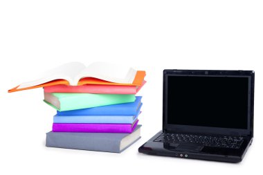Kitaplar ve laptop izole yığını