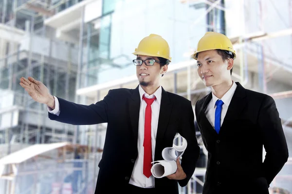 Empresários asiáticos no canteiro de obras — Fotografia de Stock