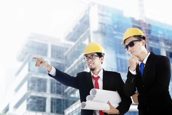 Aziatische zakenmensen op de bouwplaats — Stockfoto