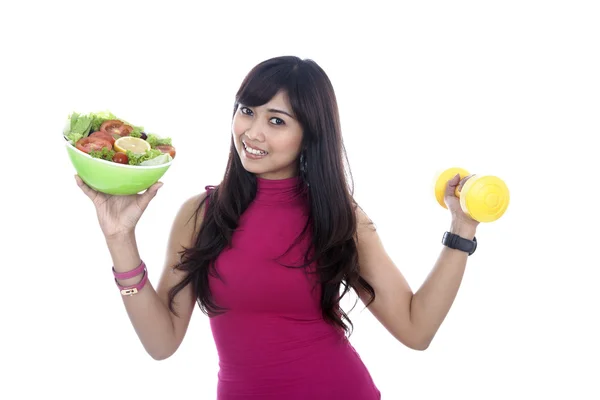 Vrouw met fitness voedsel en halter — Stockfoto