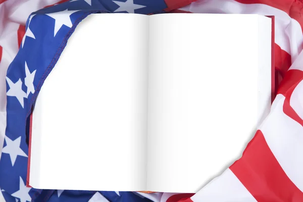 Puste książki pakowane przez amerykańską flagę — Zdjęcie stockowe