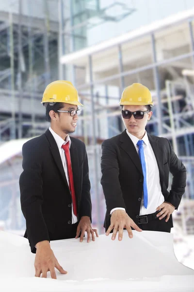 Ingenjörer möte på byggarbetsplatsen — Stockfoto