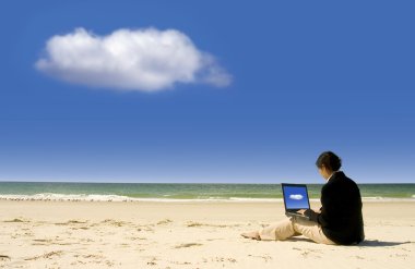 iş kadını kumsalda laptop ile çalışma