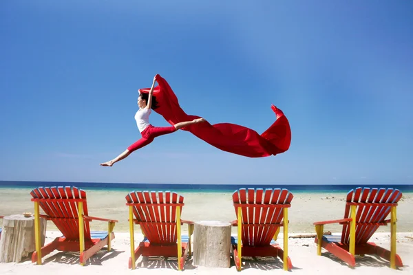 해변에서 점프 하는 평온한 여자 — 스톡 사진