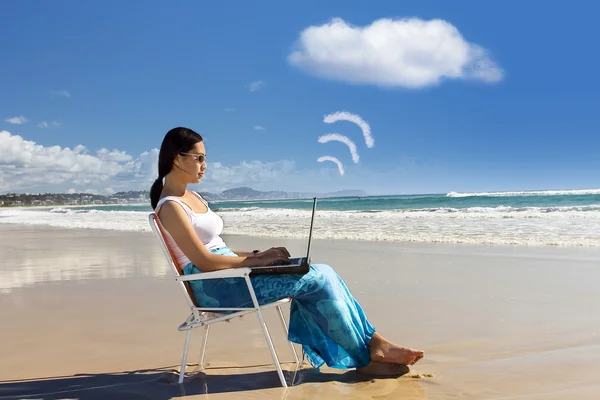 临时工在海滩工作用的笔记本电脑 — 图库照片