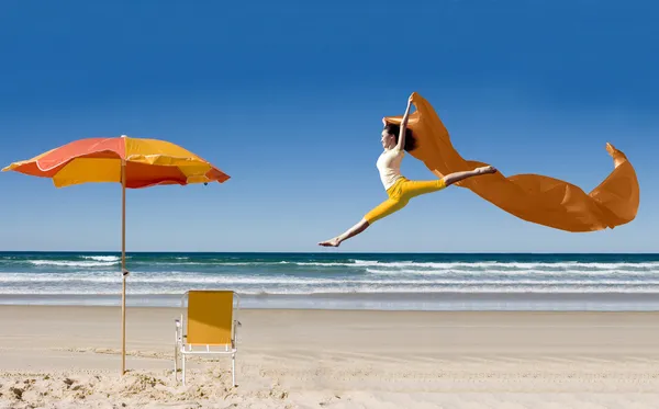 Aziatische toeristische springen op strand — Stockfoto