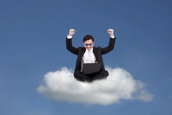 Cloud computing : Homme d'affaires heureux avec ordinateur portable — Photo