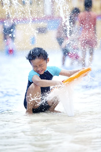 Ázsiai fiú játszik medence — Stock Fotó