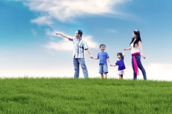 Азиатская семья веселится на открытом воздухе — стоковое фото