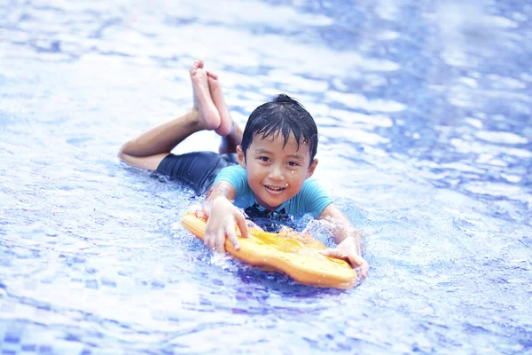 Joyful garoto asiático na piscina — Fotografia de Stock