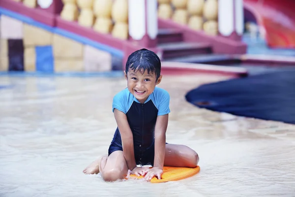Roztomilý asijský kluk se usmívá na bazén — Stock fotografie