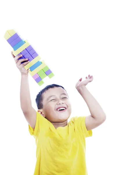 Orgoglioso asiatico bambino mostrando la sua creazione — Foto Stock