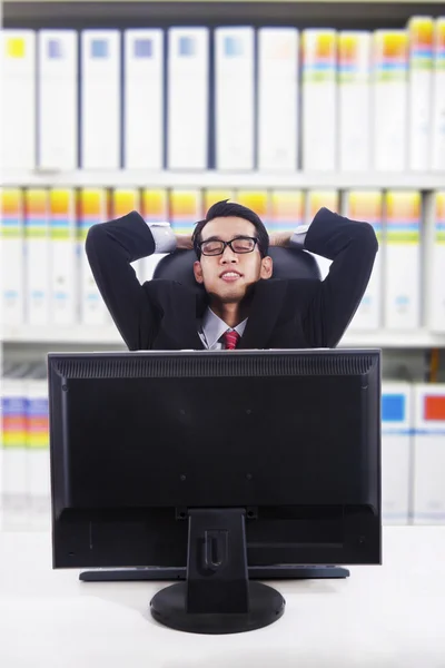 Empresário cansado dormindo no escritório — Fotografia de Stock