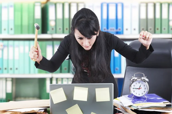 Ofiste kızgın iş kadını — Stok fotoğraf