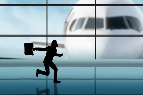 Podnikatel spěchá na letišti — Stock fotografie