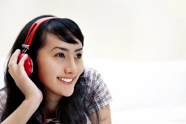 Krásná asijská žena poslechu hudby — Stock fotografie