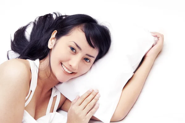 可爱的亚裔女子在床上微笑 — 图库照片
