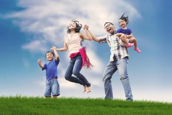 幸福的亚洲家庭在草地上 — 图库照片