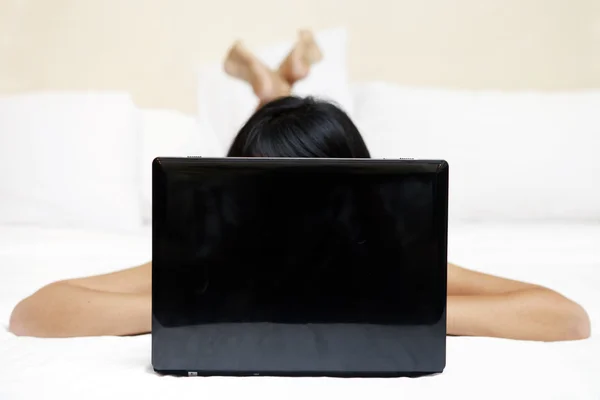 Frau mit Laptop im Schlafzimmer unkenntlich gemacht — Stockfoto
