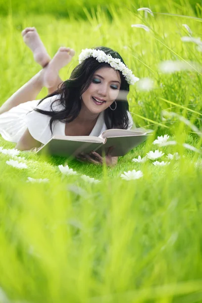 Azjatyckie kobiety czytanie odkryty — Zdjęcie stockowe