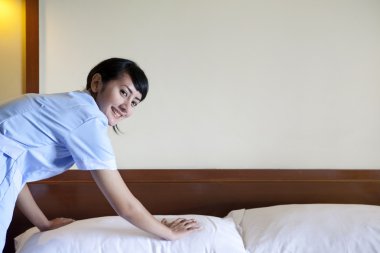 otel odasında çalışan Asyalı hizmetçi