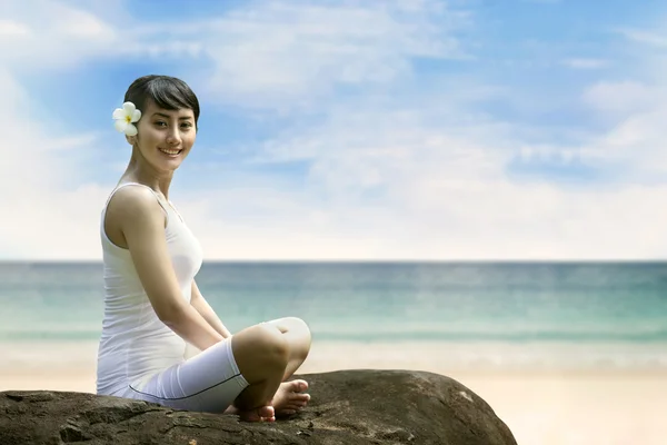 Junge asiatische Frau lächelt am Strand — Stockfoto
