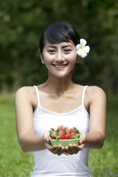 Krásná mladá žena s jahodou — Stock fotografie