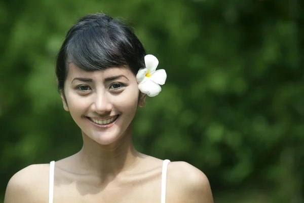 フレンドリーなアジアの女性の笑みを浮かべて — ストック写真