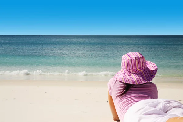 Турист проводить день, насолоджуючись тропічним пляжем — стокове фото