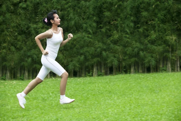 Mulher bonita correndo ao ar livre — Fotografia de Stock