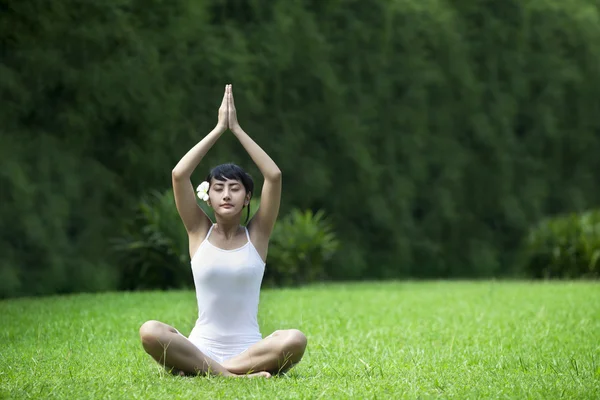 Doce mulher asiática meditando ao ar livre — Fotografia de Stock